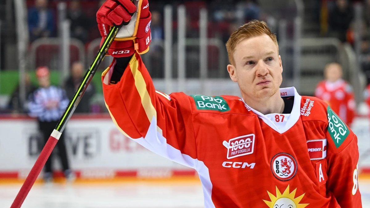 Der Jubilar Philip Gogulla (Duesseldorfer EG, 87) bedankt sich bei den Fans fuer den Beifall. Duesseldorf EG vs. Schwenninger Wild Wings, Eishockey, Penny DEL, 58. Spieltag, Saison 2022/2023, 28.02.2023 Foto: Eibner-Pressefoto/Thomas Haesler