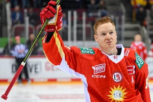 Der Jubilar Philip Gogulla (Duesseldorfer EG, 87) bedankt sich bei den Fans fuer den Beifall. Duesseldorf EG vs. Schwenninger Wild Wings, Eishockey, Penny DEL, 58. Spieltag, Saison 2022/2023, 28.02.2023 Foto: Eibner-Pressefoto/Thomas Haesler