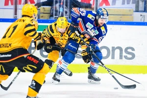 VÄXJÖ 20230420 Skellefteås Tom Kühnhackl och Växjö Lakers Manuel Ågren under torsdagens tredje final (i bäst av 7) i herrarnas SM-slutspel i ishockey mellan Växjö Lakers HC och Skellefteå AIK i Vida Arena. Foto: Mikael Fritzon / TT / kod 62360