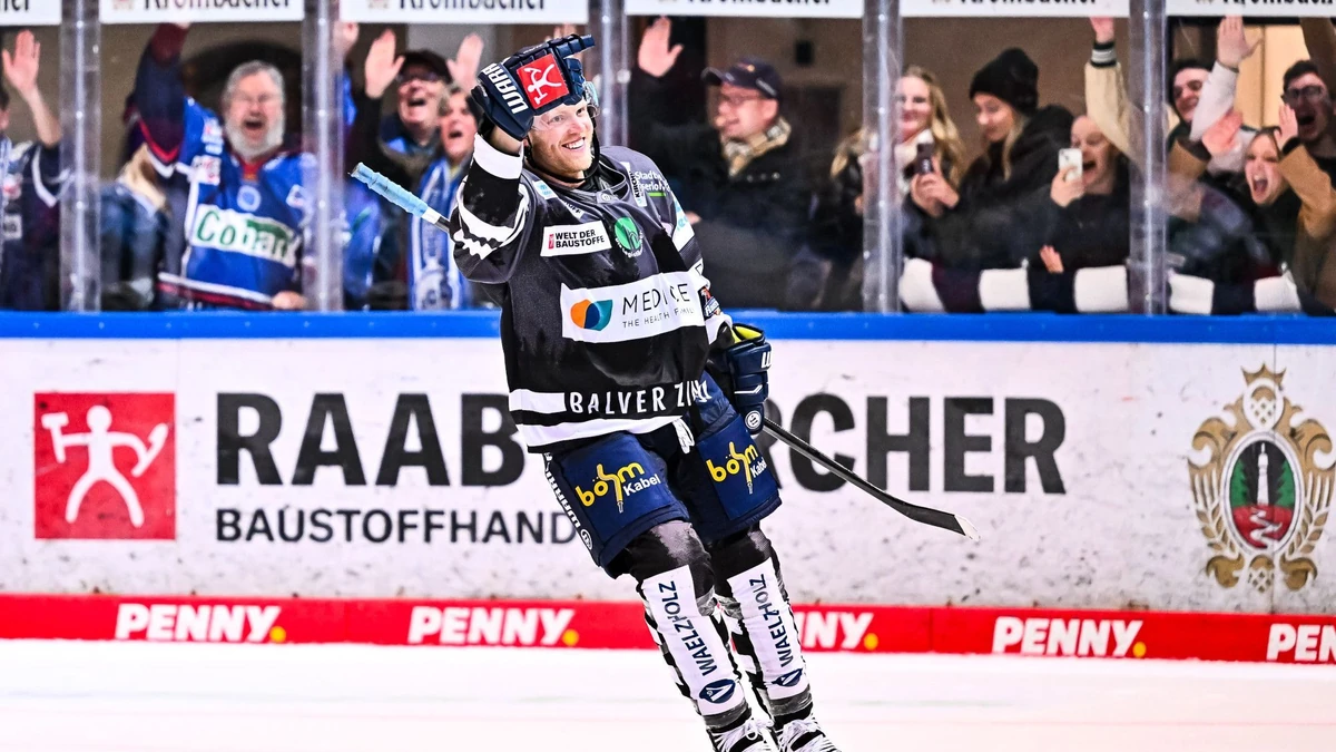 Torjubel, Jubel, Freude bei Hunter Shinkaruk (Iserlohn Roosters, #41) nach dem Siegtor nach Penaltyschießen, GER, Iserlohn Roosters vs. Straubing Tigers, Eishockey, Penny-DEL, Spielzeit 2023/2024, 22.10.2023 Foto: Eibner Pressefoto/ Jonas Brockmann