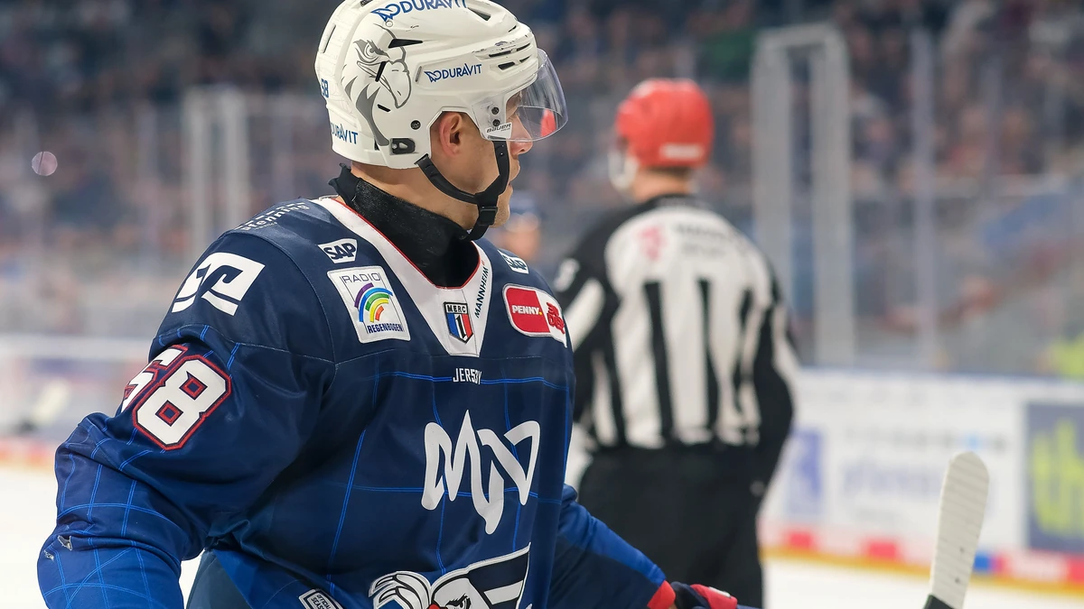 Halsschutz von Tyler Gaudet (Adler Mannheim, #58), Adler Mannheim vs. Straubing Tigers, Eishockey, Penny DEL, 18. Spieltag, Saison 2023/2024, 05.11.2023, Foto: EIBNER/Michael Bermel