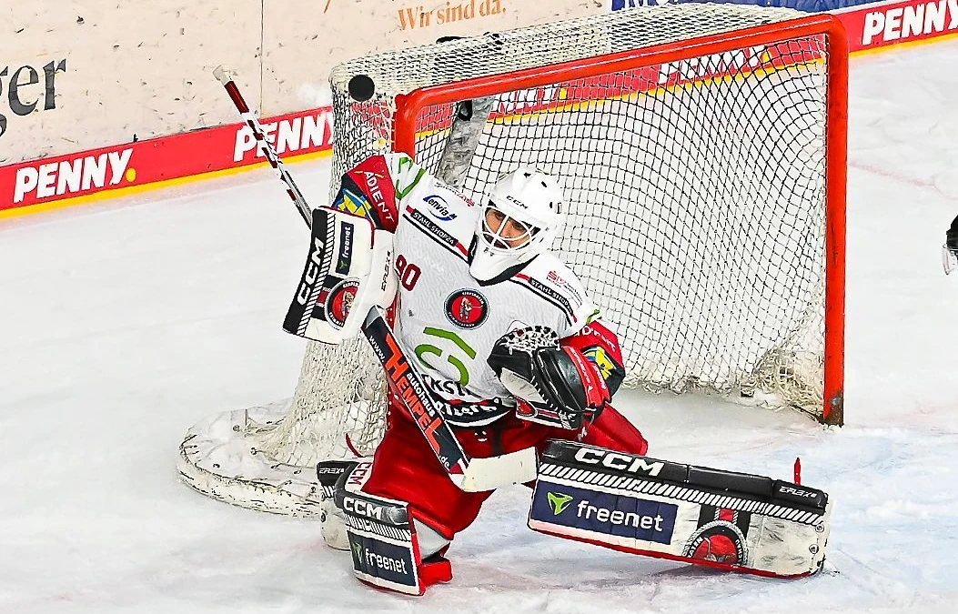 Eishockey DEL2 Playoffs: - Viertelfinale Spiel 2: Krefeld Pinguine vs Eispiraten Crimmitschau am 15.3.2024 in der Yayla Arena in Krefeld Save von Crimmitschaus Torhüter Oleg Shilin(Nr.90) Foto: osnapix