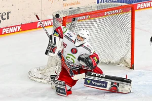 Eishockey DEL2 Playoffs: - Viertelfinale Spiel 2: Krefeld Pinguine vs Eispiraten Crimmitschau am 15.3.2024 in der Yayla Arena in Krefeld Save von Crimmitschaus Torhüter Oleg Shilin(Nr.90) Foto: osnapix