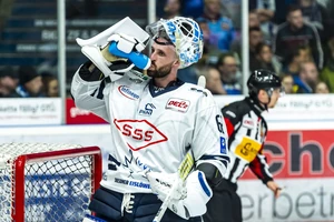  Janick Schwendener feierte einen Sieg mit den Dresdner Eislöwen.