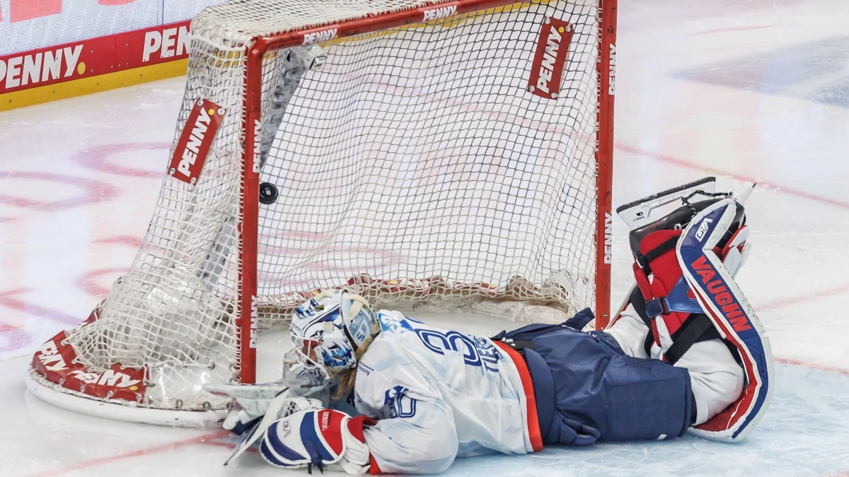 Arno Tiefensee kommt einfach nicht hoch – der Puck schlägt zum 1:0 für die Eisbären Berlin ein.