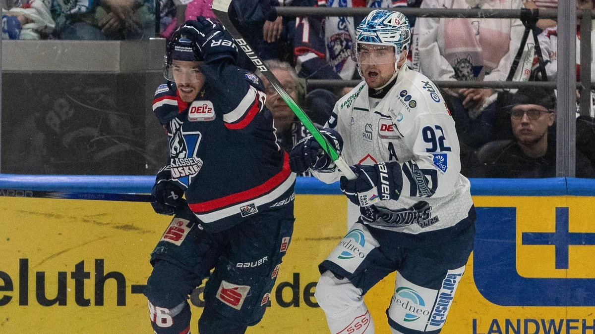 Tomas Andres (rechts) machte den Sieg für die Dresdner Eislöwen perfekt.