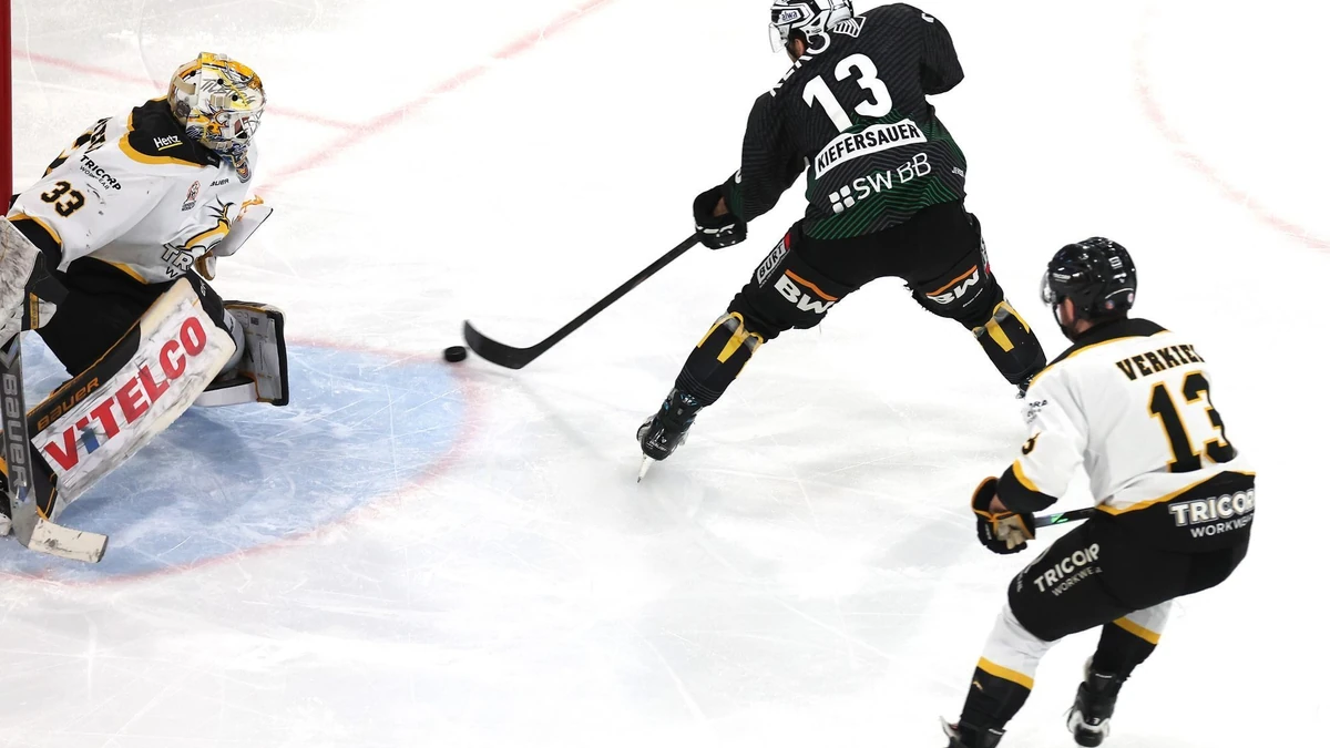 Christoph Kiefersauer trifft zum 2:0 für die Bietigheim Steelers im vierten und auch letzten Halbfinalspiel gegen die Tilburg Trappers.