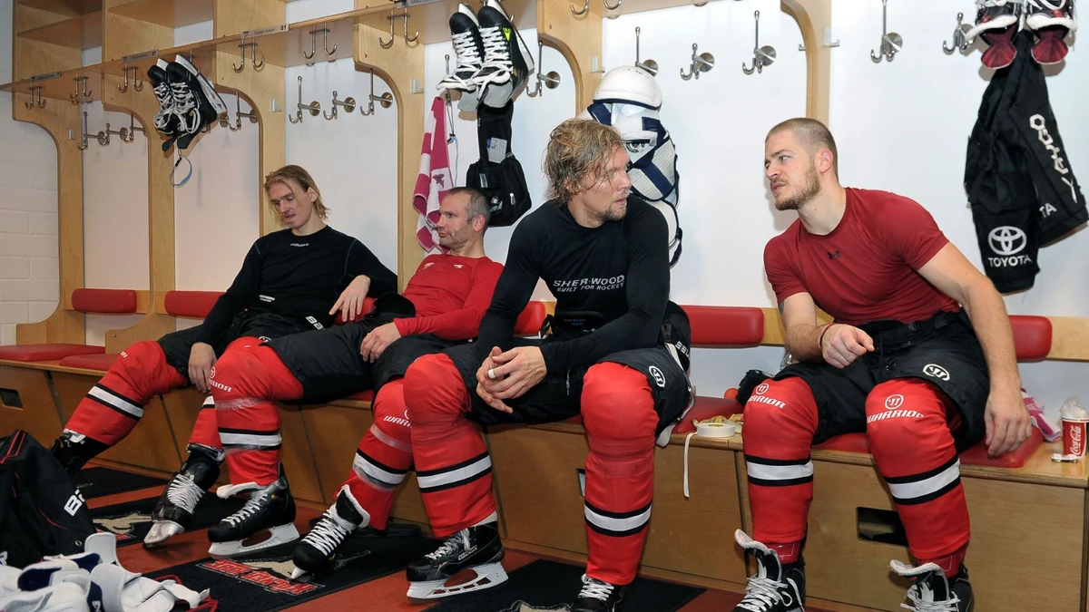 Rekordspieler (fast) unter sich: Mirko Lüdemann (2. von links) und Moritz Müller (ganz rechts) nach einem CHL-Spiel im Jahr 2014.