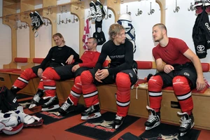 Rekordspieler (fast) unter sich: Mirko Lüdemann (2. von links) und Moritz Müller (ganz rechts) nach einem CHL-Spiel im Jahr 2014.