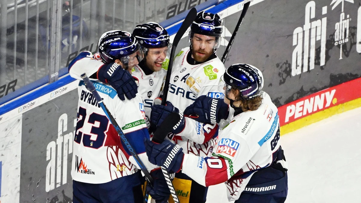 Jubel bei Blaine Byron, Lean Bergmann, Marcel Noebels und Korbinian Geibel (von links): Die Eisbären Berlin stehen im DEL-Play-off-Finale.