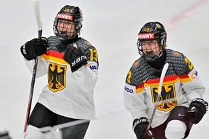 Lilli Welcke (rechts) traf zweimal für Deutschland.