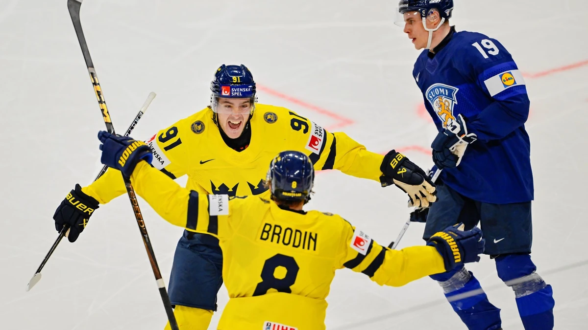 Jonas Brodin und Leo Carlsson feiern den Sieg gegen Finnland.