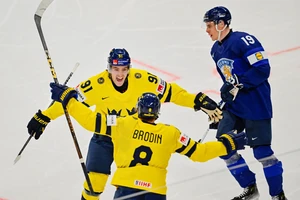 Jonas Brodin und Leo Carlsson feiern den Sieg gegen Finnland.