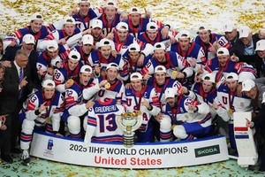 Die USA sind zum dritten Mal nach 1933 und 1960 Eishockey-Weltmeister. Bei der Siegerehrung erinnert das Team an den verstorbenen Johnny Gaudreau.