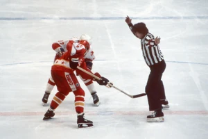 Jupp Kompalla bei einem Derby zwischen den Kölner EC und der Düsseldorfer EG im Jahr 1985.