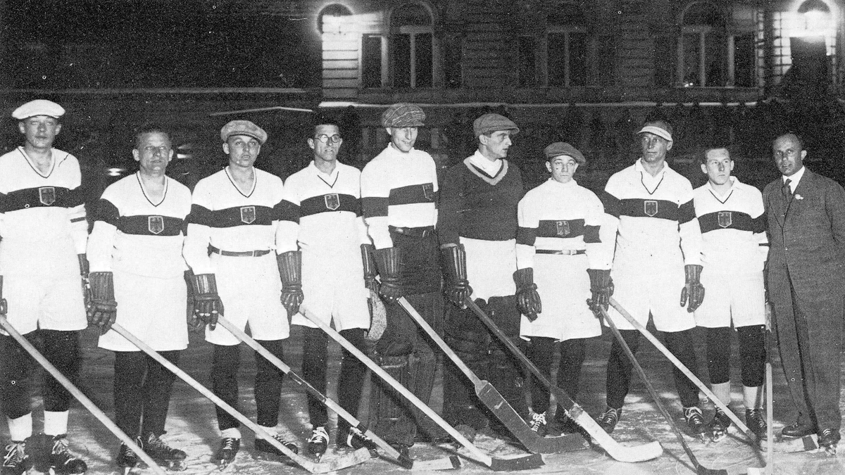 Die deutsche Nationalmannschaft bei der Eishockey-Europameisterschaft 1929 in Budapest. Rudi Ball (3. Spieler von rechts) war einige Monate später beim Premierenspiel in Köln (wahrscheinlich) dabei.