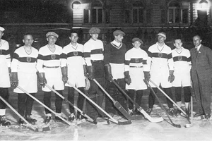 Die deutsche Nationalmannschaft bei der Eishockey-Europameisterschaft 1929 in Budapest. Rudi Ball (3. Spieler von rechts) war einige Monate später beim Premierenspiel in Köln (wahrscheinlich) dabei.