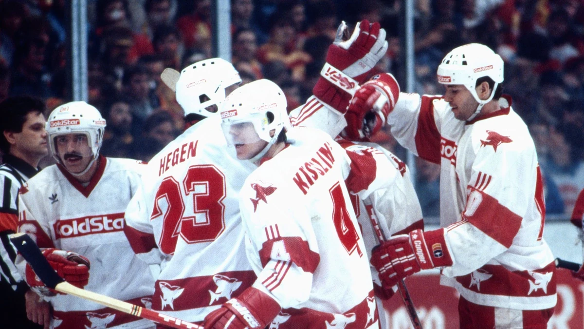 In der Saison 1986/87 verteidigten die Kölner Haie ihren Meistertitel. Vorne in der Mitte: KEC-Kapitän Udo Kießling.