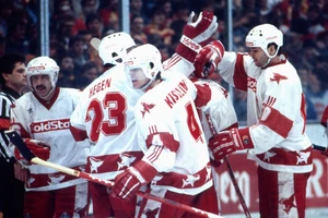 In der Saison 1986/87 verteidigten die Kölner Haie ihren Meistertitel. Vorne in der Mitte: KEC-Kapitän Udo Kießling.