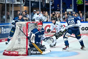 Die Iserlohn Roosters mit Torhüter Hendrik Hane gewinnen das Turnierfinale um den NRW-Cup gegen die Kölner Haie.