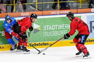 Egils Kalns (2. von links) traf in Tilburg doppelt, Sandis Zolmanis (rechts) bereitete drei Treffer für Duisburg vor.