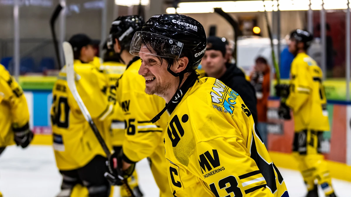 Alex Weiß hatte nach dem deutlichen Sieg der Krefeld Pinguine gute Laune.