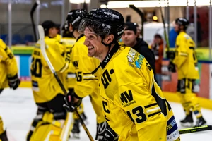 Alex Weiß hatte nach dem deutlichen Sieg der Krefeld Pinguine gute Laune.
