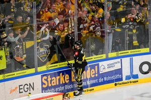 Philip Gogulla jubelt mit den Krefelder Fans über seinen Treffer zum 3:0.