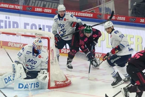 Ty Ronning (dunkles Trikot) erzielte den Siegtreffer für die Eisbären Berlin.