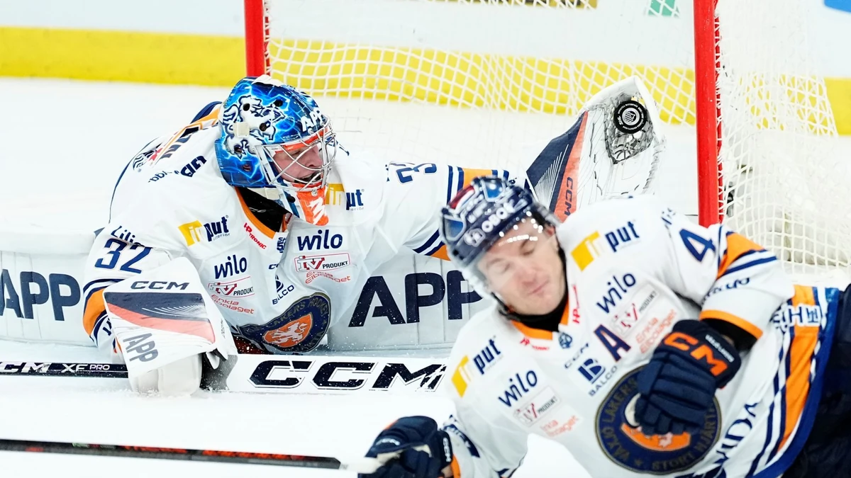 Växjös Goalie Ludvig Persson schnappt sich die Scheibe.