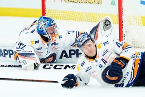 Växjös Goalie Ludvig Persson schnappt sich die Scheibe.