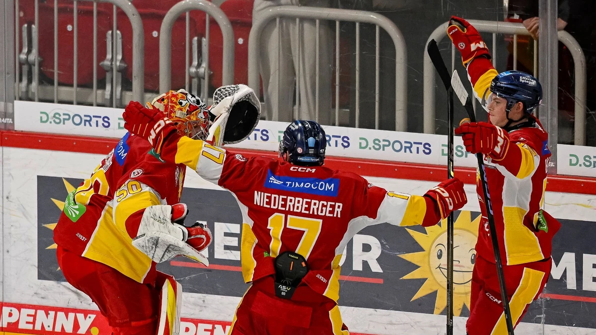 Die Spieler der DEG bejubeln den Sieg gegen Weißwasser.