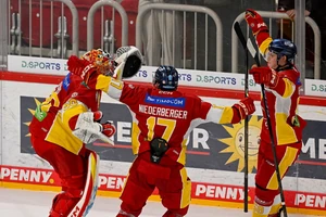 Die Spieler der DEG bejubeln den Sieg gegen Weißwasser.
