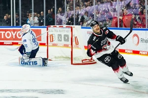 Nate Schnarr traf gleich dreimal im Penaltyschießen für die Kölner Haie im Spiel gegen Mannheim.