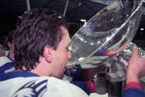 Christian Lukes nimmt einen Schluck aus dem Pott: Die Adler Mannheim wurden in der Saison 1996/97 Deutscher Meister.