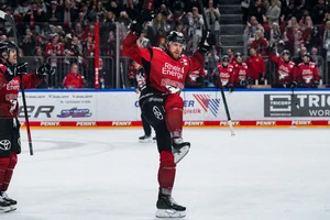 Brady Austin bejubelt seinen Treffer zum 3:0 für die Kölner Haie im Spiel gegen die Grizzlys Wolfsburg.