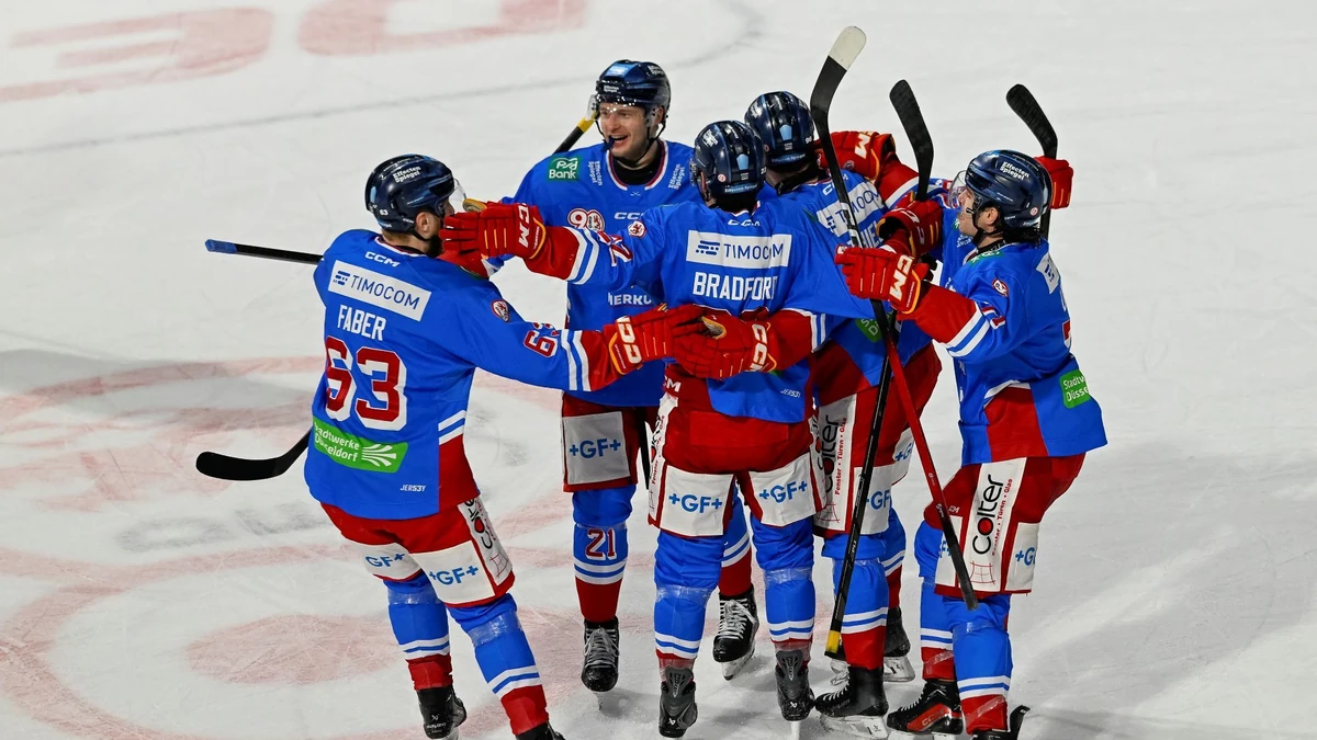 Die Düsseldorfer EG bejubelt den Sieg gegen den ESV Kaufbeuren.