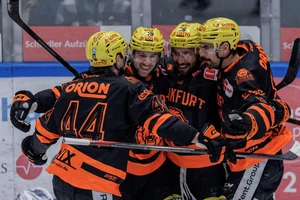 Die Löwen Frankfurt bejubeln den Sieg gegen die Dresdner Eislöwen.