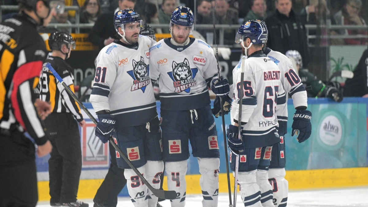 Die Kassel Huskies bleiben den Krefeld Pinguinen auf den Fersen.