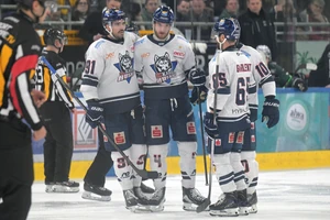 Die Kassel Huskies bleiben den Krefeld Pinguinen auf den Fersen.