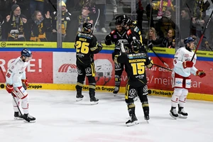 Jubel in Krefeld: Die Pinguine gewinnen vor 8029 Fans das Derby gegen die DEG.