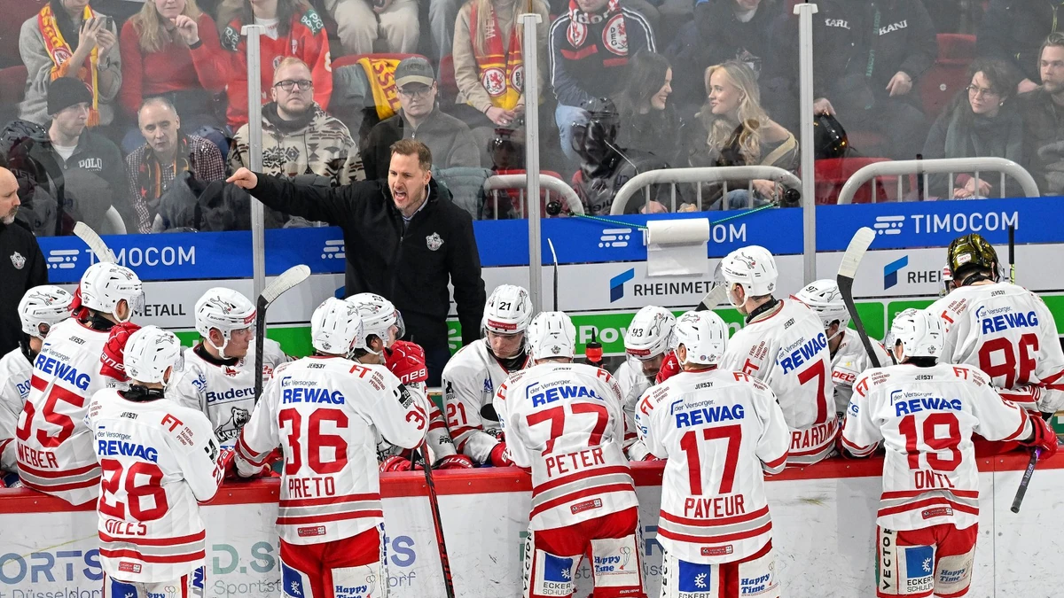 Trainer Peter Flache hat mit den Eisbären Regensburg das Viertelfinale erreicht.