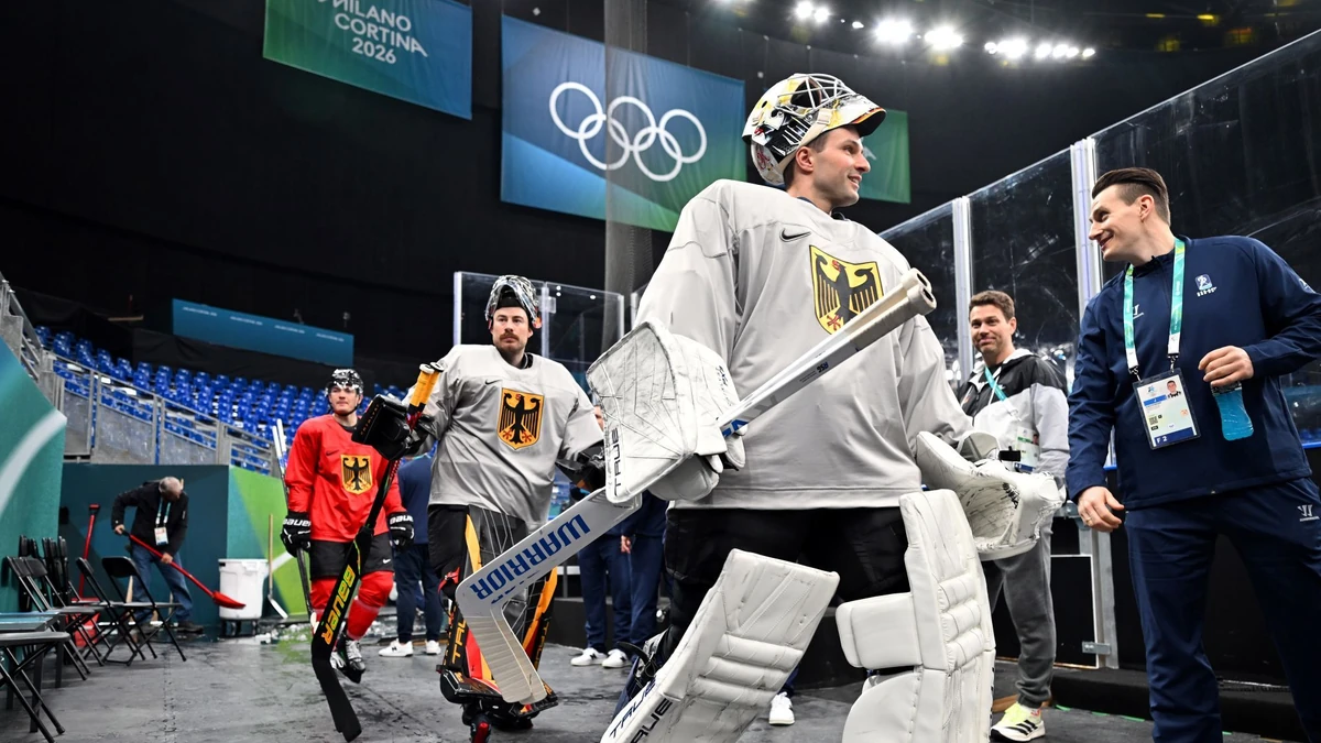 Die deutschen Torhüter Mathias Niederberger (vorne) und Philipp Grubauer beim Training in Mailand. 