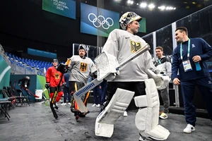 Die deutschen Torhüter Mathias Niederberger (vorne) und Philipp Grubauer beim Training in Mailand. 