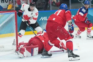 Connor McDavid (hinten links) bereitete drei kanadische Treffer beim 5:0-Sieg gegen Tschechien vor.