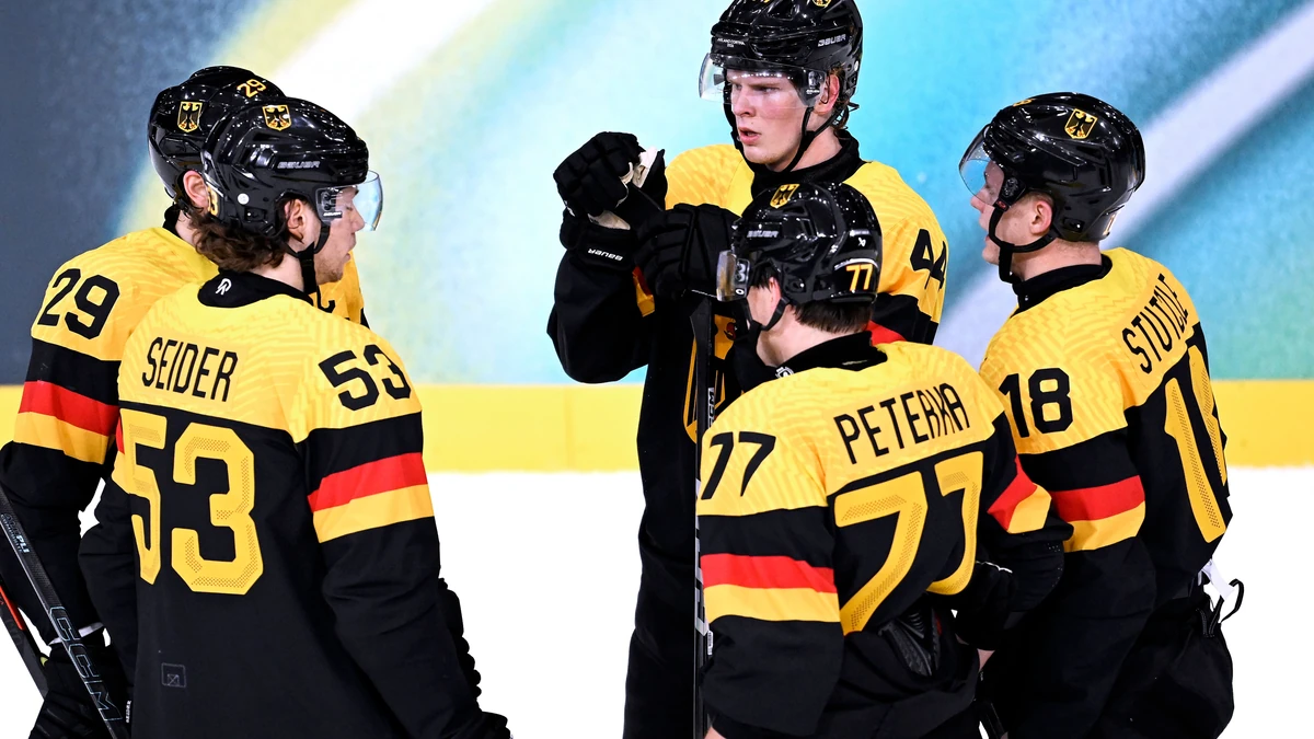 Tim Stuetzle mit Moritz Seider, JJ Peterka und Kapitän Leon Draisaitl im Vorrundenspiel zwischen Deutschland und Dänemark