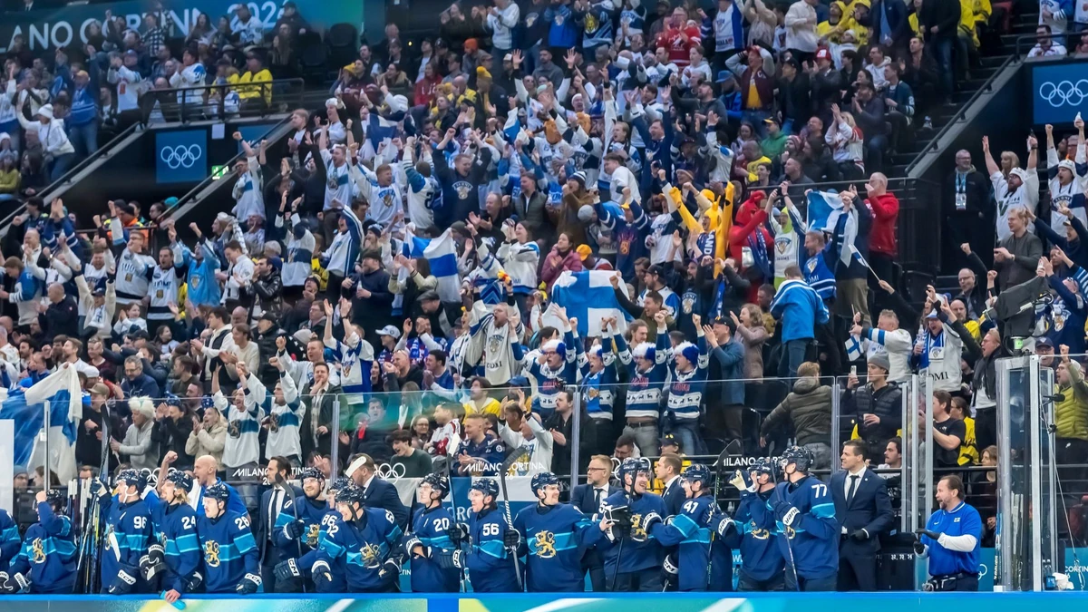 Finnland feiert den Erfolg gegen Schweden.