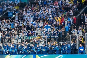 Finnland feiert den Erfolg gegen Schweden.