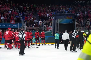 Der Schweizer Kevin Fiala musste kurz vor dem Ende des Spiels gegen Kanada abtransportiert werden.