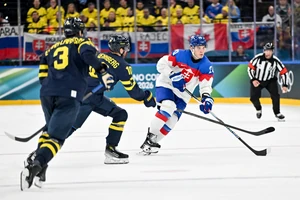 Verloren und dennoch Gruppensieger: Die Slowakei, hier mit Juraj Slafkovsky (rechts) steht im olympischen Viertelfinale.